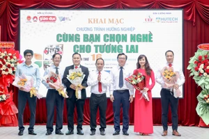 Lãnh đạo Sở GD&ĐT TPHCM và Tạp chí Giáo dục TPHCM tặng hoa cho ban tư vấn.