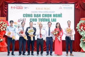 Lãnh đạo Sở GD&ĐT TPHCM và Tạp chí Giáo dục TPHCM tặng hoa cho ban tư vấn.