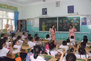 Ban Giám hiệu Trường tiểu học Lê Văn Việt đến từng lớp thăm hỏi học sinh trong ngày tựu trường.