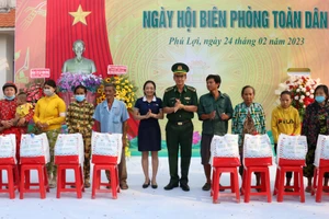 Tại ngày hội biên phòng toàn dân, Bộ đội biên phòng tỉnh Kiên Giang trao tặng 100 phần quà cho bà con nghèo, có hoàn cảnh khó khăn.