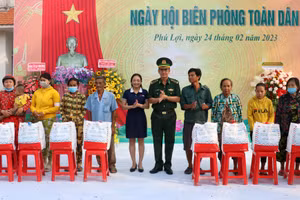 Tại ngày hội biên phòng toàn dân, Bộ đội biên phòng tỉnh Kiên Giang trao tặng 100 phần quà cho bà con nghèo, có hoàn cảnh khó khăn.