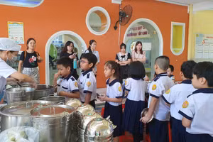 Phụ huynh được xem các con ăn tại trường ra sao.