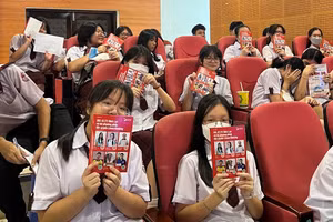 Các bạn học sinh thích thú tìm hiểu về phương pháp Linearthinking.