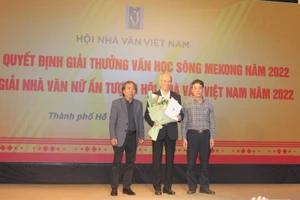 Nhà văn Trình Quang Phú nhận quyết định giải thưởng Văn học sông Mekong năm 2022.