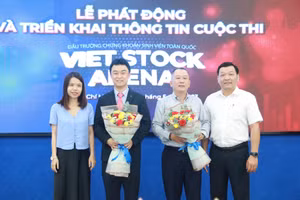 Ban tổ chức tặng hoa đơn vị đồng hành, tài trợ cuộc thi.