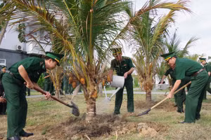 Đại diện lãnh đạo Bộ Chỉ huy bộ đội Biên phòng Bà Rịa-Vũng Tàu và các đơn vị tham gia trồng cây tại khuôn viên doanh trại.