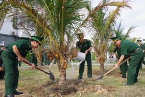 Đại diện lãnh đạo Bộ Chỉ huy bộ đội Biên phòng Bà Rịa-Vũng Tàu và các đơn vị tham gia trồng cây tại khuôn viên doanh trại.