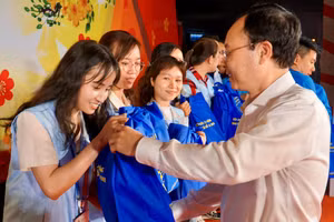 Ông Nguyễn Văn Hiếu, tặng quà và chúc Tết công nhân khó khăn có thành tích lao động tiêu biểu. Ảnh: BP.