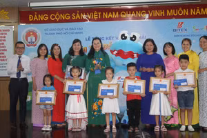 Lãnh đạo Sở GD&ĐT TPHCM và Công ty BITEX trao giấy khen cho trẻ đạt giải.
