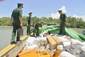 Lực lượng biên phòng kiểm tra hàng hóa trên chiếc tàu vô chủ.