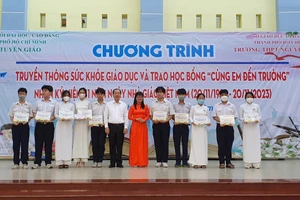 Lãnh đạo Ban Tuyên giáo Đảng uỷ Khối và Trường THPT Nguyễn Khuyến trao học bổng cho các em học sinh.