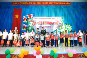 Trao tặng quà Trung thu cho các em thiếu nhi trên địa bàn xã Phước Thuận, huyện Xuyên Mộc, tỉnh Bà Rịa-Vũng Tàu.