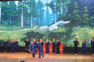 Tiết mục “Cánh chim bay về hướng mặt trời” của HS Trường tiểu học Hồng Hà.