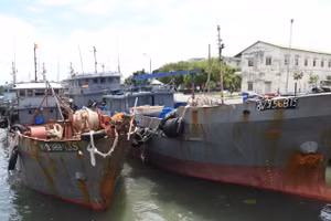 Lực lượng chức năng dẫn giải tàu vi phạm về cảng Hải đoàn Biên phòng 18 để tiếp tục điều tra xử lý.