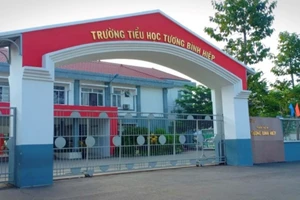 Trường tiểu học Tương Bình Hiệp nơi học sinh lớp 5 tử vong dưới sân trường.