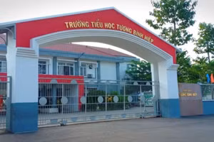 Trường tiểu học Tương Bình Hiệp nơi học sinh lớp 5 tử vong dưới sân trường.