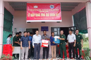 Lãnh đạo các đơn vị tặng quà cho gia đình ông Thạch Thiên Danh. 