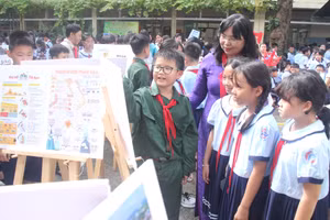 Học sinh Trường tiểu học Phú Thọ hào hứng với "Góc Lịch sử - Địa lý".