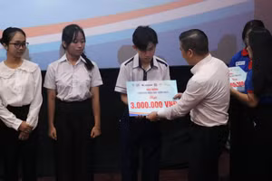 Đại biểu trao học bổng cho thí sinh có hoàn cảnh khó khăn. Ảnh Huyền Trân.