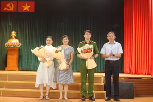 Ông Dương Trí Dũng tặng hoa cho các báo cáo viên.