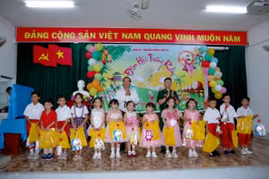 Tặng quà Trung thu cho các cháu thiếu niên nhi đồng có hoàn cảnh khó khăn khu vực biên giới biển. 