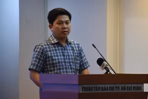 Ông Hồ Tấn Minh thông tin tại buổi họp báo.