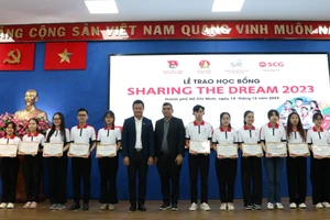 Sinh viên nhận học bổng từ chương trình.