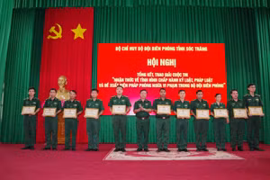 Đại tá Nguyễn Trìu Mến, Chính ủy BĐBP Sóc Trăng trao giấy khen và giải thưởng cho các tập thể, cá nhân đạt giải cao tại cuộc thi.