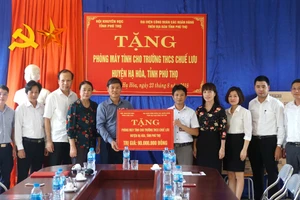 Đại diện Hội Khuyến học và Công đoàn các ngân hàng trên địa bàn tỉnh trao tặng máy tính cho Trường THCS Chuế Lưu, huyện Hạ Hòa