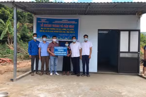 Bà Lường Thị Chiêm, bản Dạ, xã Bó Sinh vui mừng khi được sở hữu ngôi nhà khang trang.