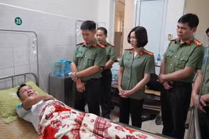  Lãnh đạo Công an tỉnh thăm hỏi và động viên 2 cán bộ Công an xã bị chém trọng thương.