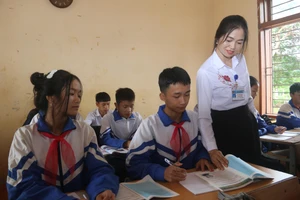 Cô Hoa đang ân cần chỉ dạy các em học sinh học tập tại lớp.