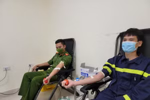 Hai chiến sỹ Công an đang hiến máu cứu người tại Bệnh viện Đa khoa tỉnh Sơn La.