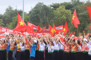 Học sinh Trường THPT Chuyên Sơn La đứng dưới mưa reo hò, cổ vũ Bùi Anh Đức thi Chung kết Olympia.