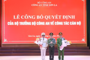 Thừa ủy quyền của Bộ trưởng Bộ Công an, Thiếu tướng Nguyễn Ngọc Vân (đứng giữa), Giám đốc Công an tỉnh Sơn La trao quyết định về công tác cán bộ.