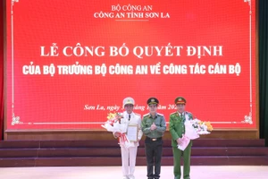 Thừa ủy quyền của Bộ trưởng Bộ Công an, Thiếu tướng Nguyễn Ngọc Vân (đứng giữa), Giám đốc Công an tỉnh Sơn La trao quyết định về công tác cán bộ.