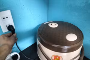 Trong lúc phụ giúp bố mẹ nấu rau, bé gái 8 tuổi bị điện giật tử vong. Ảnh minh hoạ.