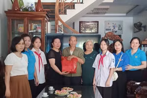 Các giáo viên học sinh tổ chức thăm hỏi, tặng quà tri ân ngày thương binh liệt sỹ. 