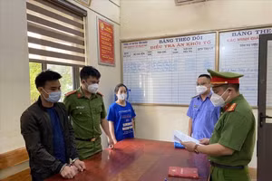 Cơ quan Công an đọc lệnh bắt giữ đối tượng Nguyễn Văn Hoan.