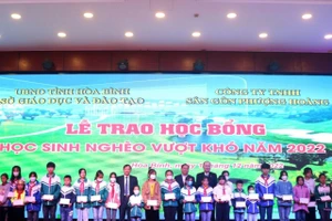 Các đại biểu trao học bổng cho học sinh nghèo vượt khó năm 2022. 