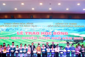 Các đại biểu trao học bổng cho học sinh nghèo vượt khó năm 2022. 