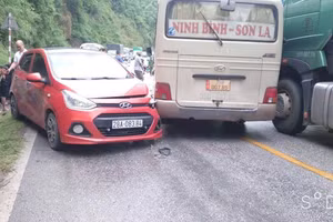 Ba ô tô tông nhau liên tiếp trên Quốc lộ 6, thuộc địa phận xã Tòng Đậu (huyện Mai Châu, tỉnh Hoà Bình).