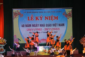 Văn nghệ chào mừng kỷ niệm 40 năm Ngày Nhà giáo Việt Nam tại huyện Yên Châu.