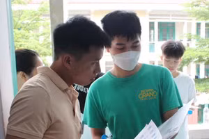 Sáng ngày 7/7, các thí sinh tỉnh Hoà Bình đến thi dự thi môn Ngữ Văn đầu tiên