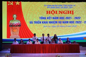 Hiệu trưởng, Giám đốc các nhà trường và trung tâm đã ký cam kết trách nhiệm với Giám đốc Sở GD&ĐT Sơn La.