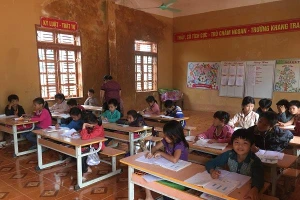 Các em học sinh điểm trường Nông - Tin đang học tập tại phòng học kiên cố và khang trang.