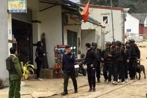 Lực lượng Công an dùng chó nghiệp vụ đang khẩn trương truy bắt đối tượng Long.