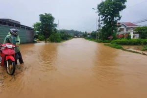 Mưa lớn ở tỉnh Sơn La gây sạt lở đất, đá ách tắc đường và lũ quét.