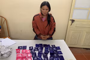 Đối tượng Tráng Thị Sò cùng tang vật.