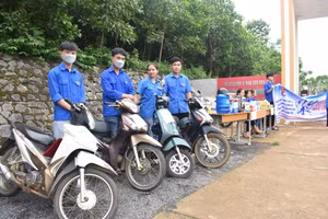 Áo xanh tình nguyện tỉnh Hoà Bình sẵn sàng lái xe máy hỗ trợ thí sinh thi tốt nghiệp, khi có sự cố xảy ra.